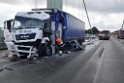 Schwerer LKW VU PKlemm A 4 Rich Olpe auf der Rodenkirchener Bruecke P211